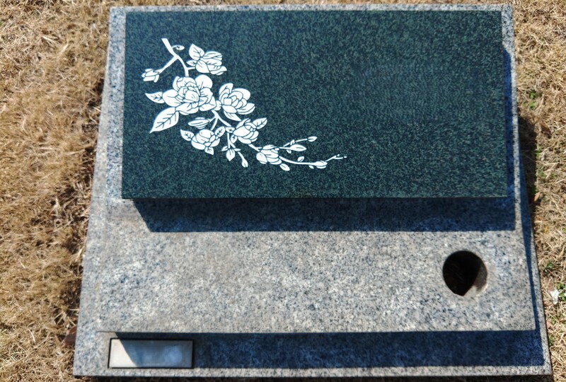 公営稲城府中メモリアルパーク芝生墓地の施工例です。持ち込みの花模様を彫刻しました。府中　阿曽石材